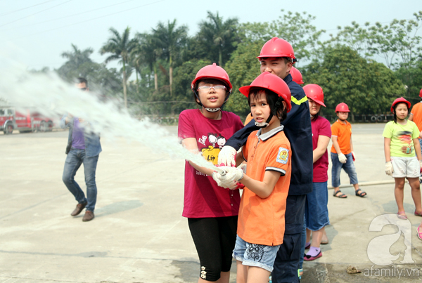 Trẻ nhỏ đu dây thoát nạn thần kỳ trong đám cháy giả lập tại khu chung cư - Ảnh 14.