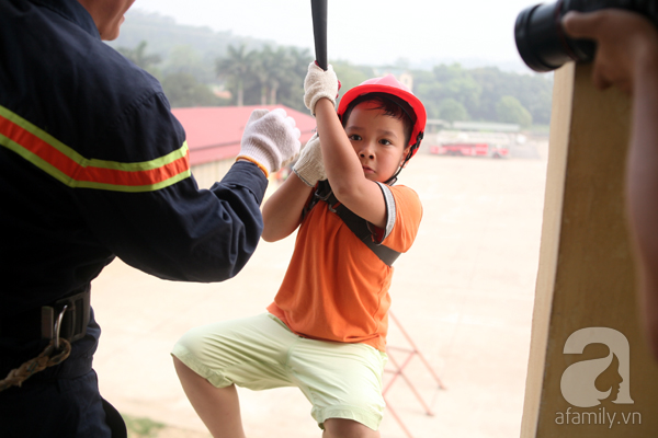 Trẻ nhỏ đu dây thoát nạn thần kỳ trong đám cháy giả lập tại khu chung cư - Ảnh 4.