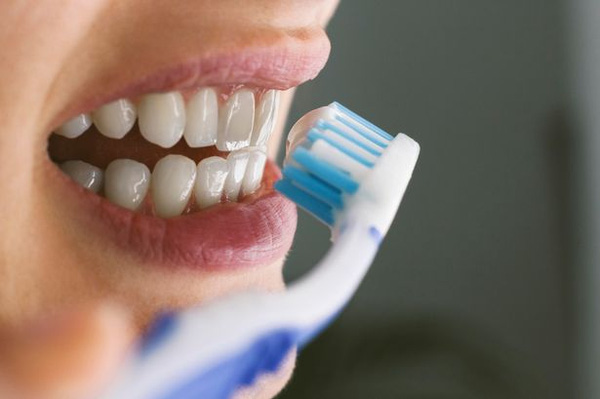 Đây là lý do tại sao sao phụ nữ phải đánh răng một ngày 2 lần, sự thật khiến nhiều người giật mình - Ảnh 1.