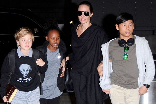 Angelina Jolie và 6 con đón năm mới tại Colorado - Ảnh 1.