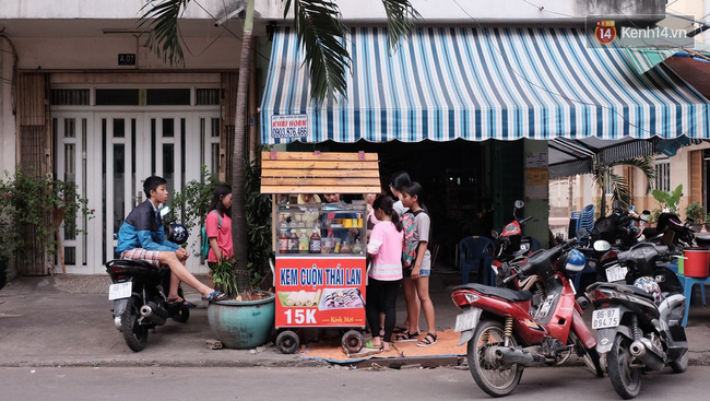 Bạn trẻ Sài Gòn rủ nhau ủng hộ cụ bà 70 tuổi bán kem nuôi chồng bệnh và cháu ăn học - Ảnh 2.