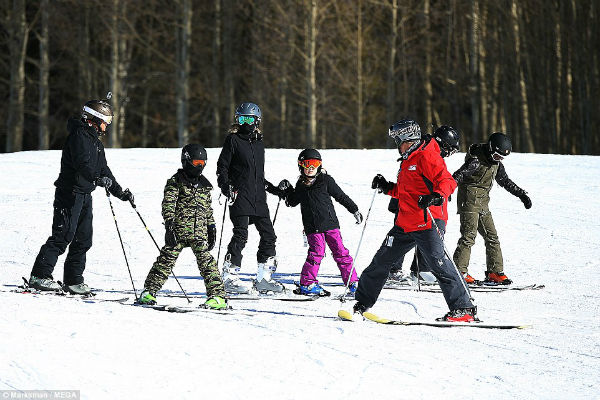 6 nhóc tỳ nhà Angelina Jolie khoái chí đi trượt tuyết cùng mẹ - Ảnh 1.