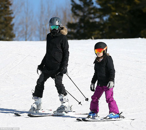 6 nhóc tỳ nhà Angelina Jolie khoái chí đi trượt tuyết cùng mẹ - Ảnh 3.