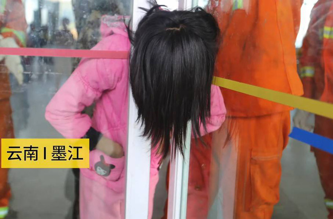 Trung Quốc: Mải đùa nghịch, bé gái 13 tuổi kẹt cứng đầu vào giữa cánh cửa kính - Ảnh 1.