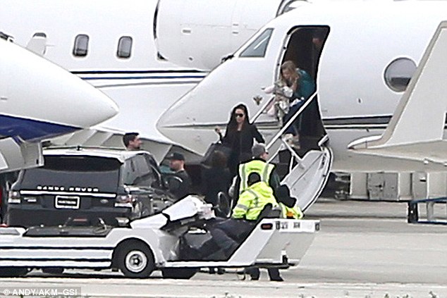 Angelina Jolie cùng các con vui vẻ trở về Los Angeles; Brad Pitt có kì nghỉ tệ nhất trong cuộc đời - Ảnh 1.
