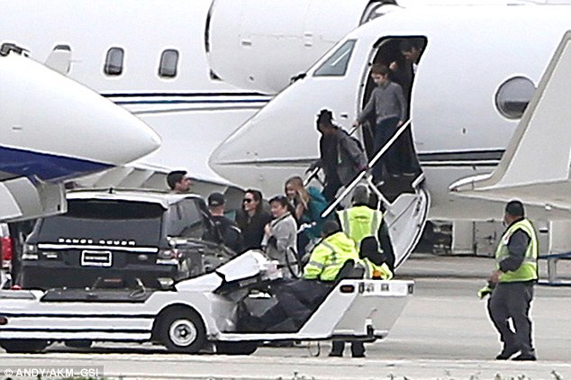 Angelina Jolie cùng các con vui vẻ trở về Los Angeles; Brad Pitt có kì nghỉ tệ nhất trong cuộc đời - Ảnh 2.