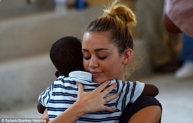 Rộ tin Miley Cyrus và Liam Hemsworth muốn nhận con nuôi sau khi kết hôn  - Ảnh 2.