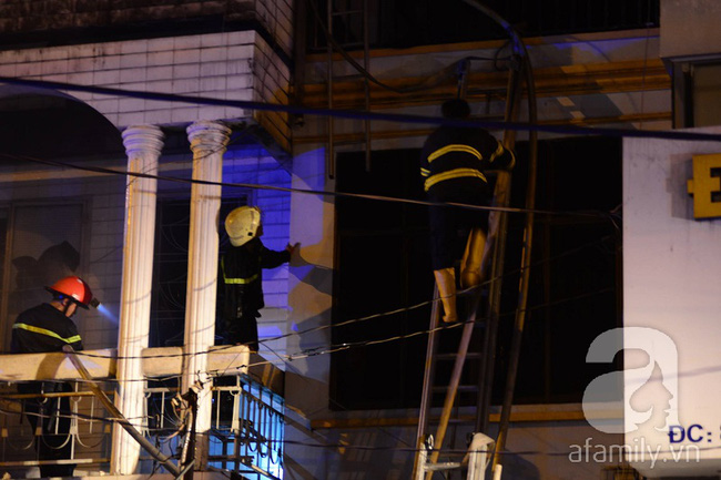 TP.HCM: Cháy lớn trong đêm, nhiều người mắc kẹt trong hai ngôi nhà cao tầng - Ảnh 3.