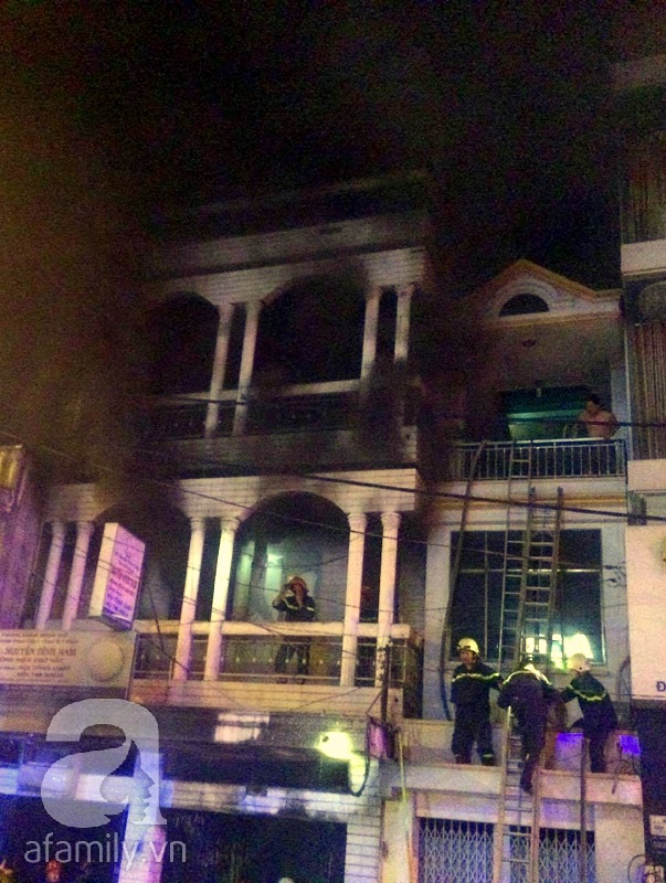 TP.HCM: Cháy lớn trong đêm, nhiều người mắc kẹt trong hai ngôi nhà cao tầng - Ảnh 2.