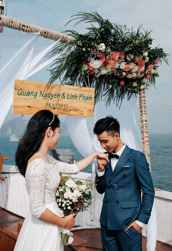 Lễ đính hôn lãng mạn trên du thuyền ở vịnh Hạ Long khiến nhiều người ghen tỵ - Ảnh 1.