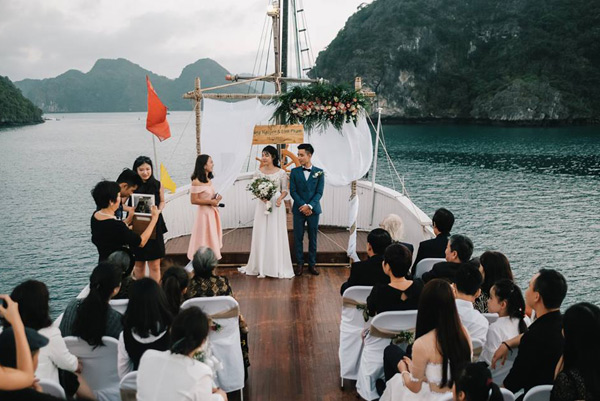 Lễ đính hôn lãng mạn trên du thuyền ở vịnh Hạ Long khiến nhiều người ghen tỵ - Ảnh 2.