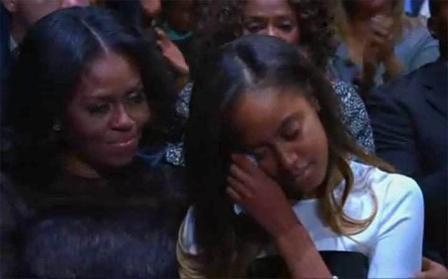 Con gái lớn nhà Obama bật khóc bên mẹ khi lắng nghe bài phát biểu chia tay của bố - Ảnh 1.