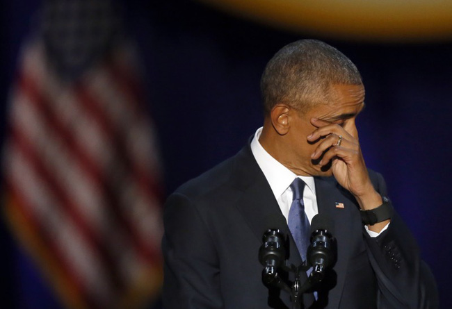 Con gái lớn nhà Obama bật khóc bên mẹ khi lắng nghe bài phát biểu chia tay của bố - Ảnh 2.