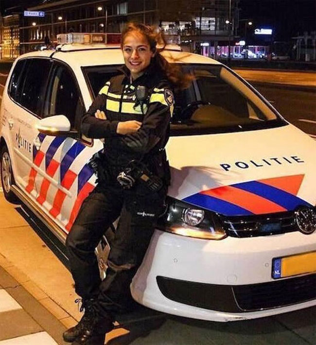 Nét gợi cảm mê hồn người của cựu cảnh sát Hà Lan - Ảnh 1.