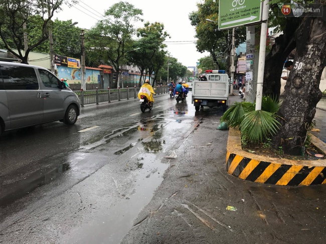 Tránh đứa trẻ băng qua đường, người đàn ông chạy xe máy ngã xuống đất tử vong - Ảnh 1.