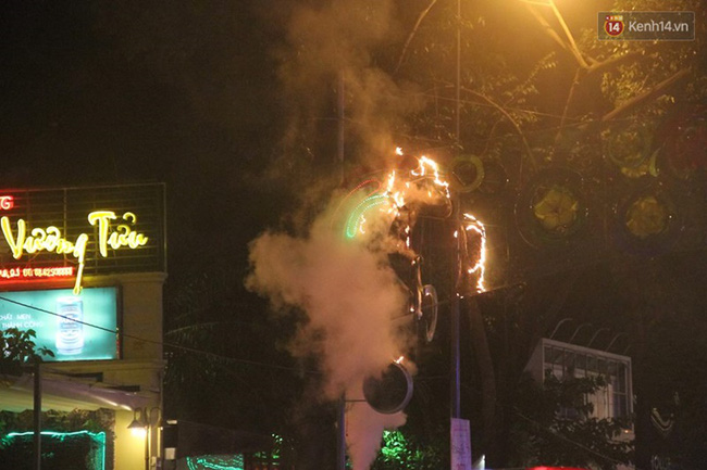 TPHCM: Dãy đèn trang trí bị chê màu mè ở đường Phạm Ngọc Thạch bất ngờ bốc cháy - Ảnh 2.