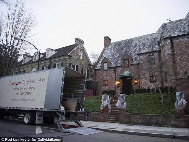 Gia đình Tổng thống Barack Obama đã rục rịch dọn đồ về nhà mới - Ảnh 1.