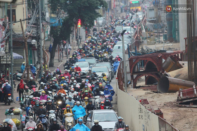 Hà Nội những ngày cận Tết - khốn khổ vì giờ nào cũng gặp cảnh tắc đường - Ảnh 1.