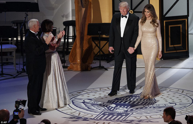 Bà Melania Trump xinh đẹp nổi bật trong bữa tiệc tối trước ngày chồng nhậm chức Tổng thống - Ảnh 2.