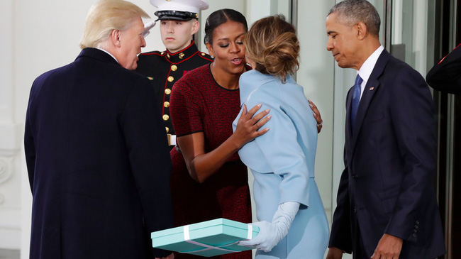 Tân Đệ nhất phu nhân Mỹ Melania Trump đã tặng món quà gì cho nhà Obama? - Ảnh 1.