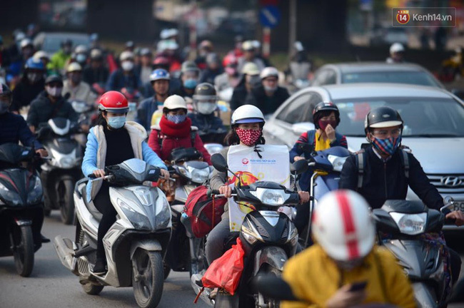 Chùm ảnh: Chiều 28 Tết, người dân lỉnh kỉnh đồ đạc về quê, nhiều tuyến đường ở Hà Nội ùn tắc - Ảnh 1.