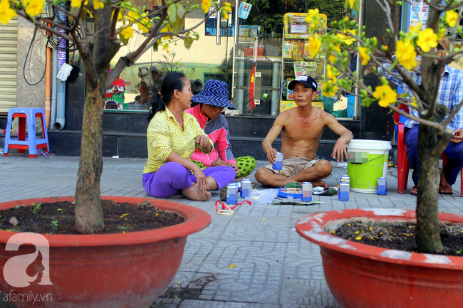 Chợ hoa Sài Gòn ngày 30 Tết: Người “bán tháo bán chạy”, kẻ cay đắng đập chậu - Ảnh 12.