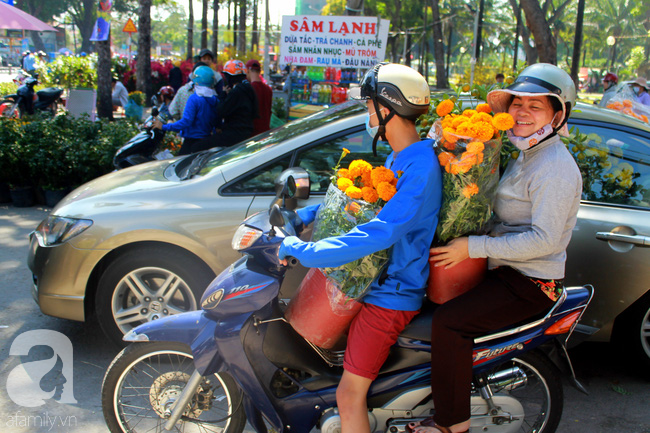 Chợ hoa Sài Gòn ngày 30 Tết: Người “bán tháo bán chạy”, kẻ cay đắng đập chậu - Ảnh 10.