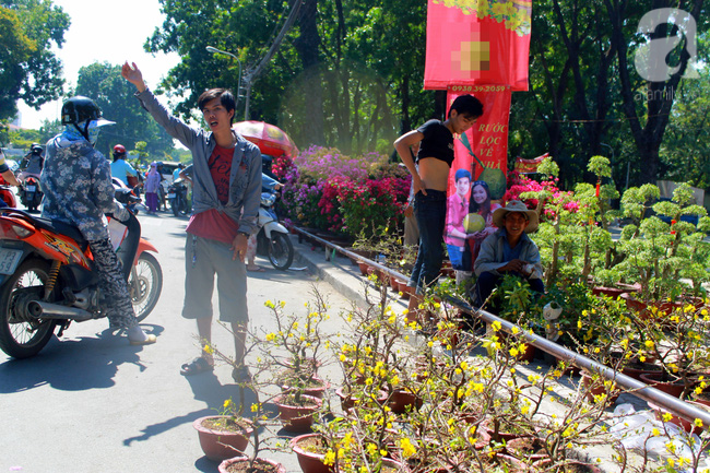 Chợ hoa Sài Gòn ngày 30 Tết: Người “bán tháo bán chạy”, kẻ cay đắng đập chậu - Ảnh 5.