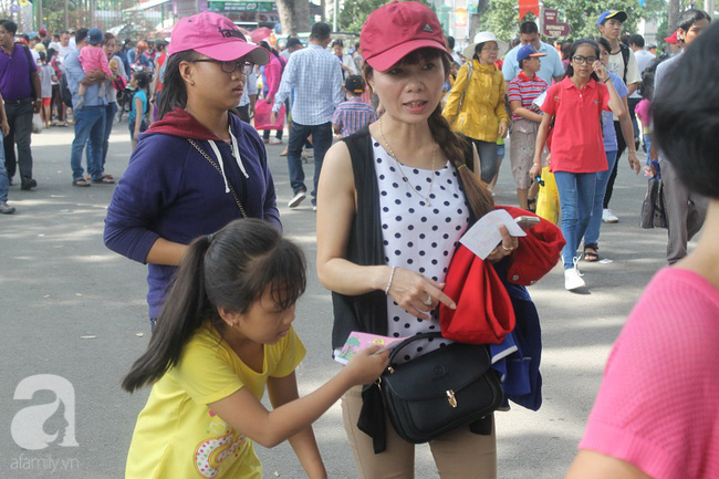 Mùng 5 Tết, nhiều gia đình Sài Gòn dẫn con chen chúc ở Thảo Cầm Viên - Ảnh 10.