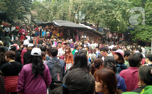 Sợ đông đúc và tắc đường, hàng nghìn người tới chùa Hương từ... nửa đêm - Ảnh 16.