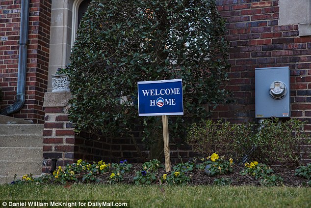 Hàng xóm nồng nhiệt đón chào vợ chồng ông Obama trở về nhà sau kỳ nghỉ dài ngày ở hòn đảo Anh - Ảnh 2.