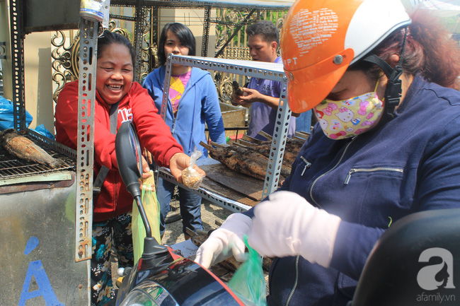 Ngày vía Thần tài, phố cá lóc nướng ở Sài Gòn bán hàng ngàn con chỉ trong buổi sáng - Ảnh 14.