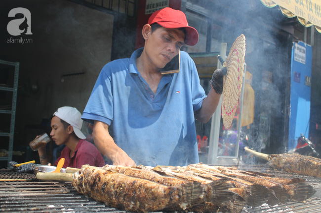Ngày vía Thần tài, phố cá lóc nướng ở Sài Gòn bán hàng ngàn con chỉ trong buổi sáng - Ảnh 15.