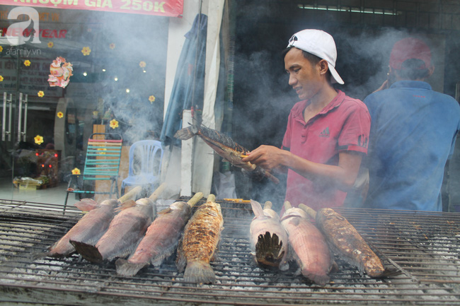 Ngày vía Thần tài, phố cá lóc nướng ở Sài Gòn bán hàng ngàn con chỉ trong buổi sáng - Ảnh 16.
