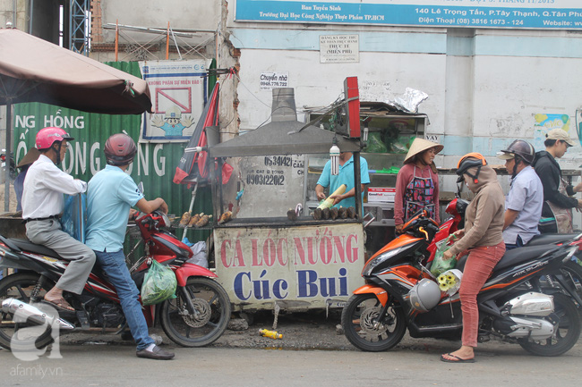 Ngày vía Thần tài, phố cá lóc nướng ở Sài Gòn bán hàng ngàn con chỉ trong buổi sáng - Ảnh 18.