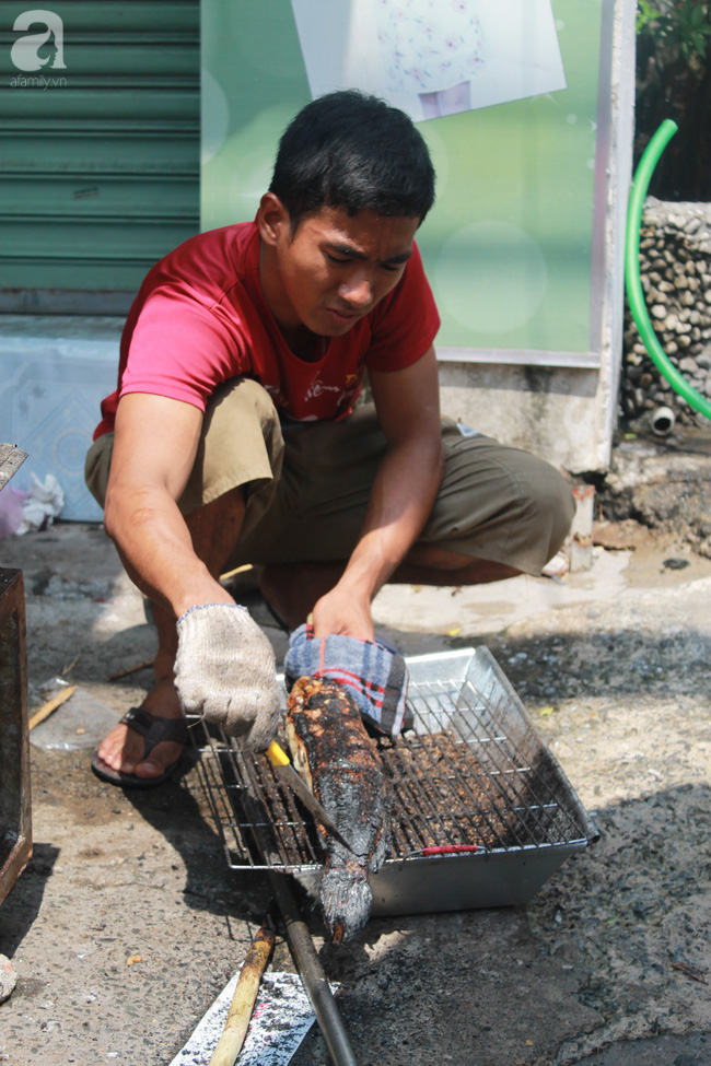 Ngày vía Thần tài, phố cá lóc nướng ở Sài Gòn bán hàng ngàn con chỉ trong buổi sáng - Ảnh 8.