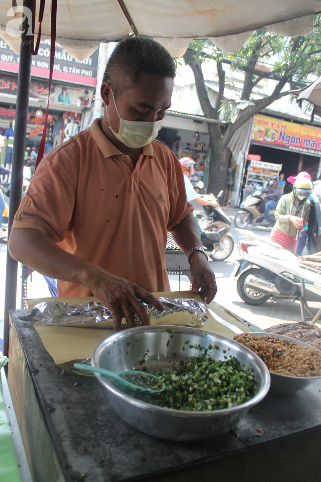 Ngày vía Thần tài, phố cá lóc nướng ở Sài Gòn bán hàng ngàn con chỉ trong buổi sáng - Ảnh 12.