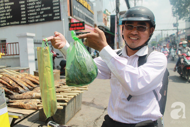 Ngày vía Thần tài, phố cá lóc nướng ở Sài Gòn bán hàng ngàn con chỉ trong buổi sáng - Ảnh 10.