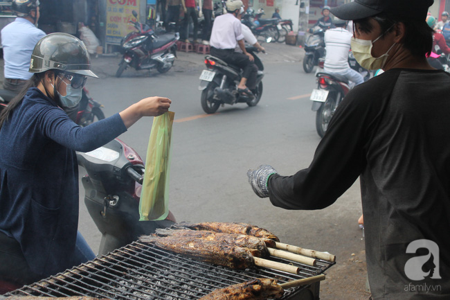 Ngày vía Thần tài, phố cá lóc nướng ở Sài Gòn bán hàng ngàn con chỉ trong buổi sáng - Ảnh 11.