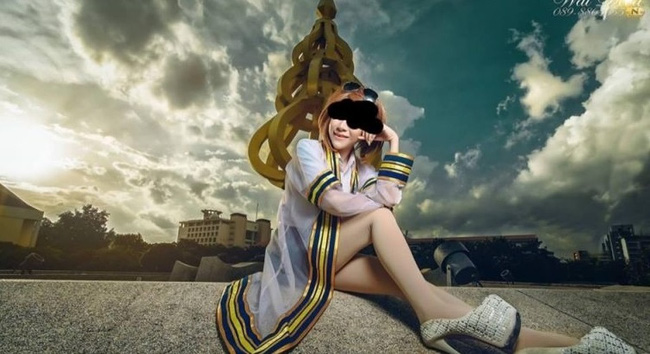 Chụp ảnh sexy với áo cử nhân, cô gái Thái Lan hứng đá từ cộng đồng mạng - Ảnh 1.