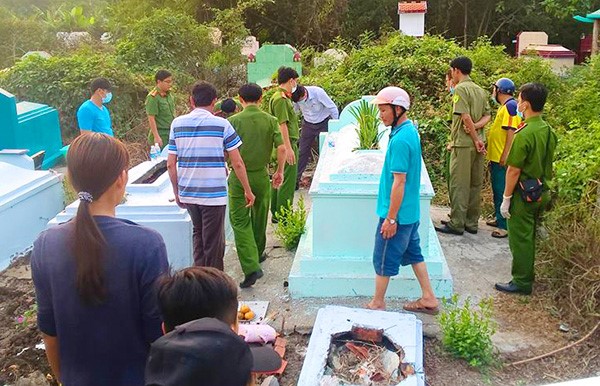 Nghi án mẹ trẻ làm rơi chết con, lén chôn ở chùa rồi bỏ trốn - Ảnh 1.