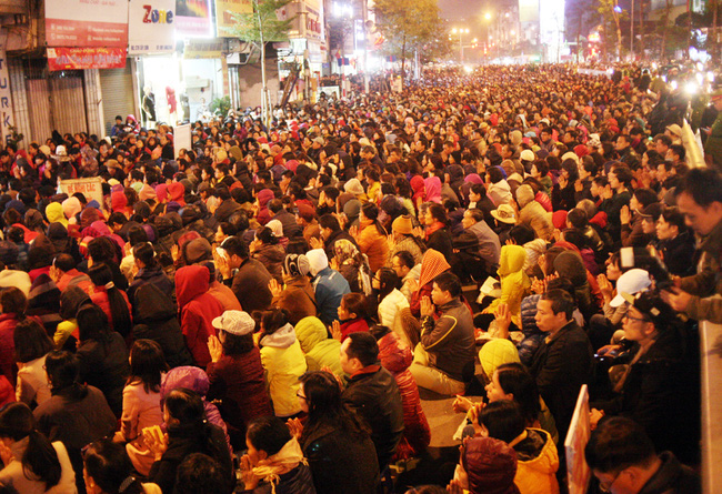 Hà Nội: Hàng vạn người ngồi dưới đường để tham dự lễ Cầu an chùa Phúc Khánh - Ảnh 1.