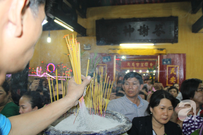 Ngộp thở trước biển người đổ về chùa bà đi lễ Rằm tháng Giêng lúc nửa đêm - Ảnh 14.