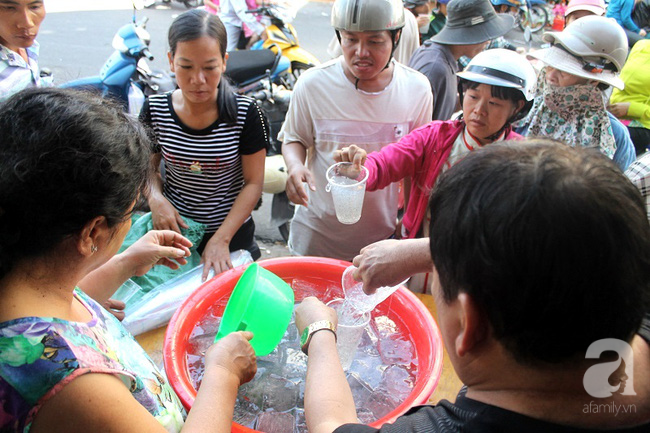 Tự bỏ 40 triệu đồng phục vụ đồ ăn, thức uống miễn phí cho du khách đi lễ chùa bà Thiên Hậu - Ảnh 7.