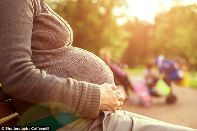 Tranh cãi về quy định mới ở Anh: Từ nay bác sĩ không được gọi người mang thai là “mẹ” - Ảnh 2.