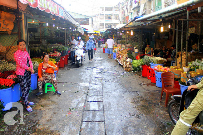 Bất ngờ với giá hoa ngày lễ Valentine tại Sài Gòn: Ít người mua, giá còn rẻ hơn ngày thường - Ảnh 1.