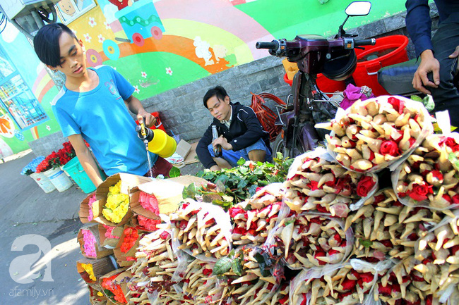 Bất ngờ với giá hoa ngày lễ Valentine tại Sài Gòn: Ít người mua, giá còn rẻ hơn ngày thường - Ảnh 9.