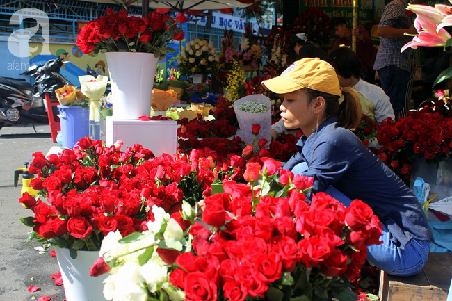 Bất ngờ với giá hoa ngày lễ Valentine tại Sài Gòn: Ít người mua, giá còn rẻ hơn ngày thường - Ảnh 4.