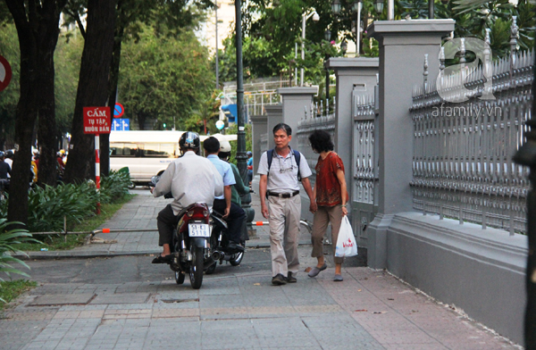 Lắp thanh chắn vỉa hè tại TP.HCM: Người đi bộ vừa tránh xe máy vừa tránh cả thanh barie - Ảnh 6.