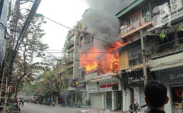 Hà Nội: Cháy lớn trên phố Bát Đàn, cụ bà 86 tuổi tử vong, tầng 2 của ngôi nhà bị thiêu rụi - Ảnh 1.